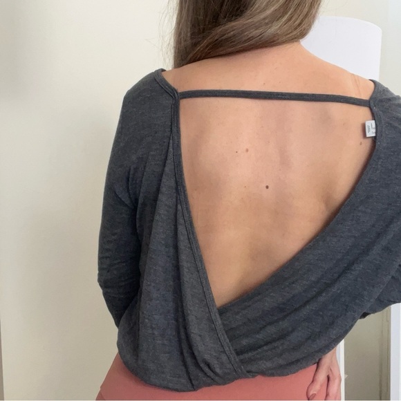 Forever21 Cut Out Open Back Long Sleeve Gray Workout Top T- Shirt Activewear XS - Picture 4 of 11